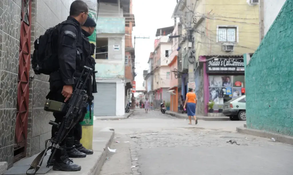 Rio de Janeiro - Na tarde de hoje (25), o Exército chegou ao 22º Batalhão da Polícia Militar, na favela Nova Holanda, no conjunto de favelas da Maré, zona norte da capital fluminense (Tomaz Silva/Agência Brasil)