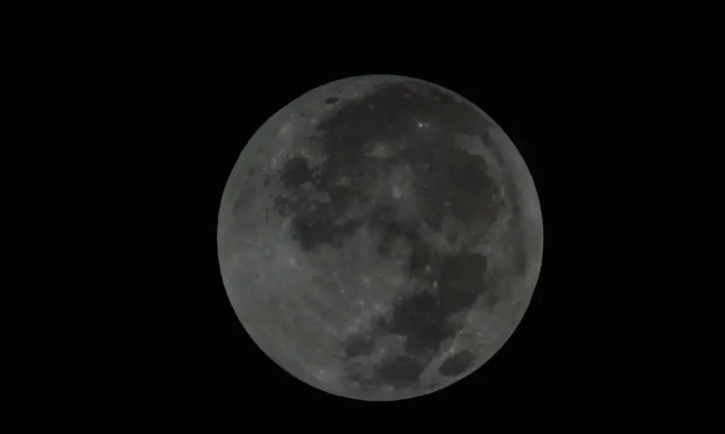 Lua avermelhada chama a atenção de brasilienses na madrugada, durante eclipse total (Marcello Casal Jr/Agência Brasil)