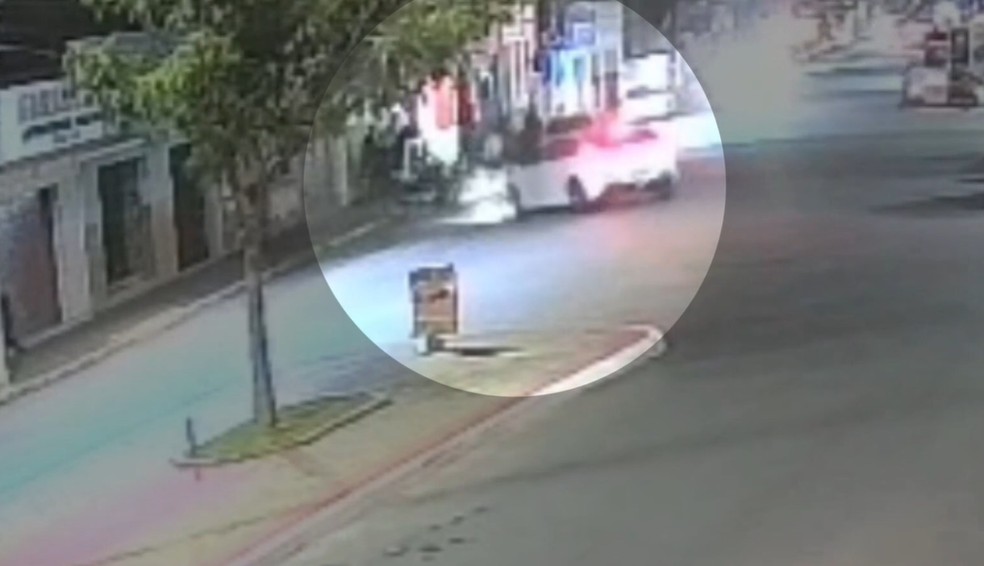 Motorista em carro branco atropela três pessoas em Alagoa Nova — Foto: TV Cabo Branco/Reprodução