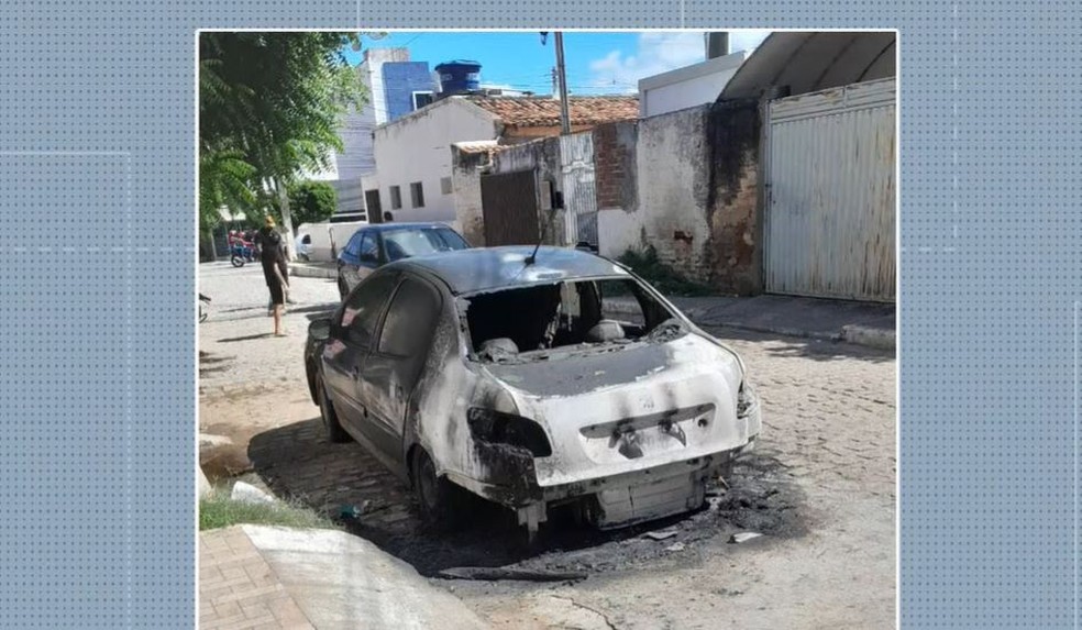 Veículo após ter sido incendiado por suspeitos — Foto: TV Cabo Branco/Reprodução