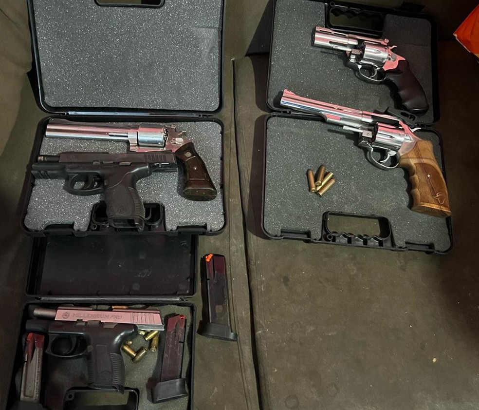 Armas apreendidas durante a Operação Kéfale, deflagrada em 11 estados do Brasil — Foto: Ficco/Divulgação