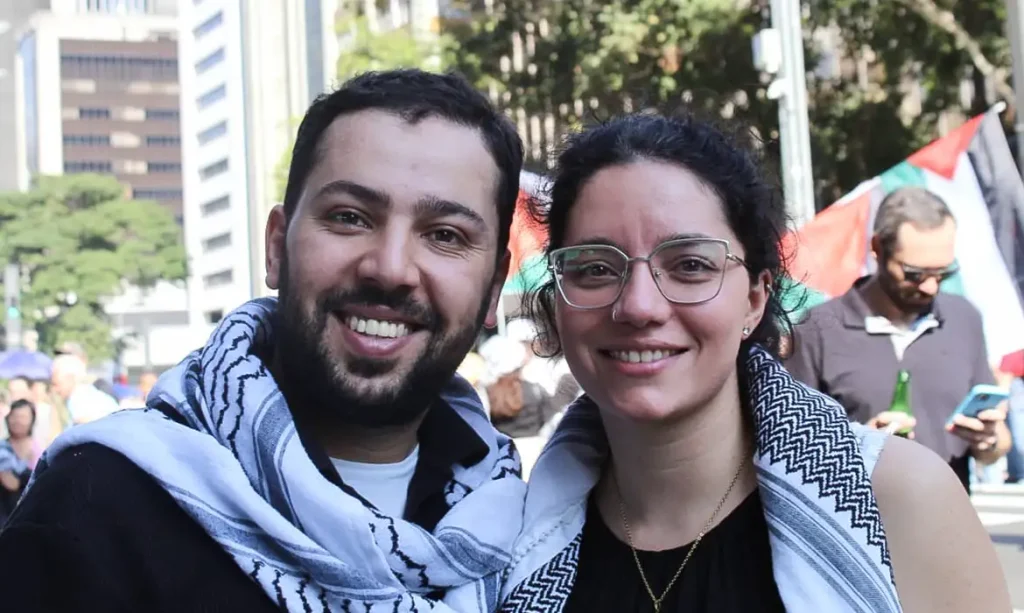 Brasília (DF)- 04/04/ /2025  -Rafat e a esposa, Bruna Khuriyeh, que o conheceu em protestos pró-palestina e agora divide com ele as tarefas da loja que ele abriu. Foto: arquivo pessoal