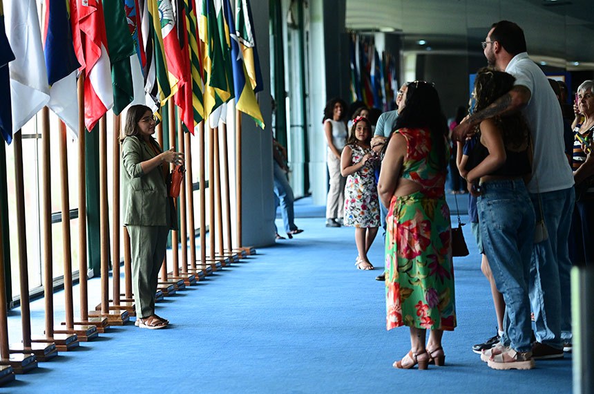 Fora do recesso parlamentar, as visitas ao Congresso Nacional podem ser realizadas em dias úteis (exceto terças e quartas-feiras), aos finais de semana e feriados, das 9h às 17h. A cada 30 minutos é iniciado um tour com no máximo 50 visitantes presentes.