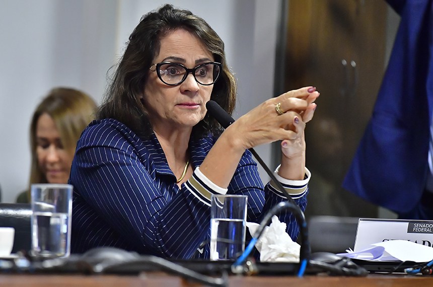 Em pronunciamento, à bancada, senadora Damares Alves (Republicanos-DF).