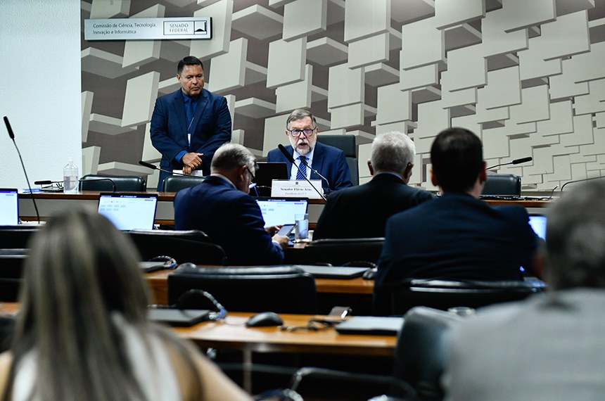 Mesa: 
presidente da CCT, senador Flávio Arns (PSB-PR) - em pronunciamento.