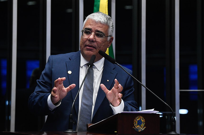À tribuna, em discurso, senador Eduardo Girão (Novo-CE).