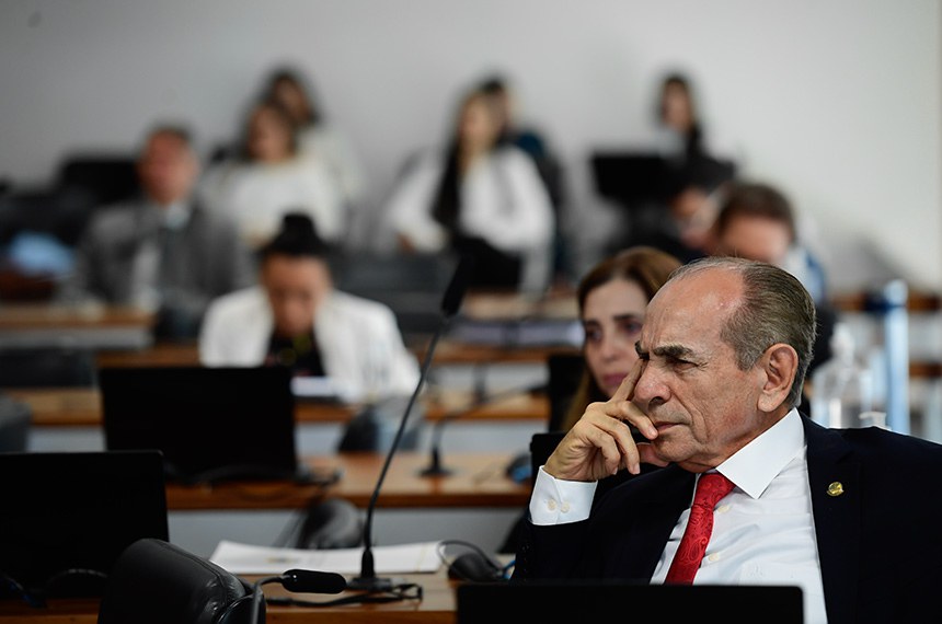 À bancada, senador Marcelo Castro (MDB-PI).