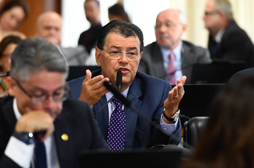 Senador Eduardo Braga (MDB-AM) em pronunciamento à bancada.