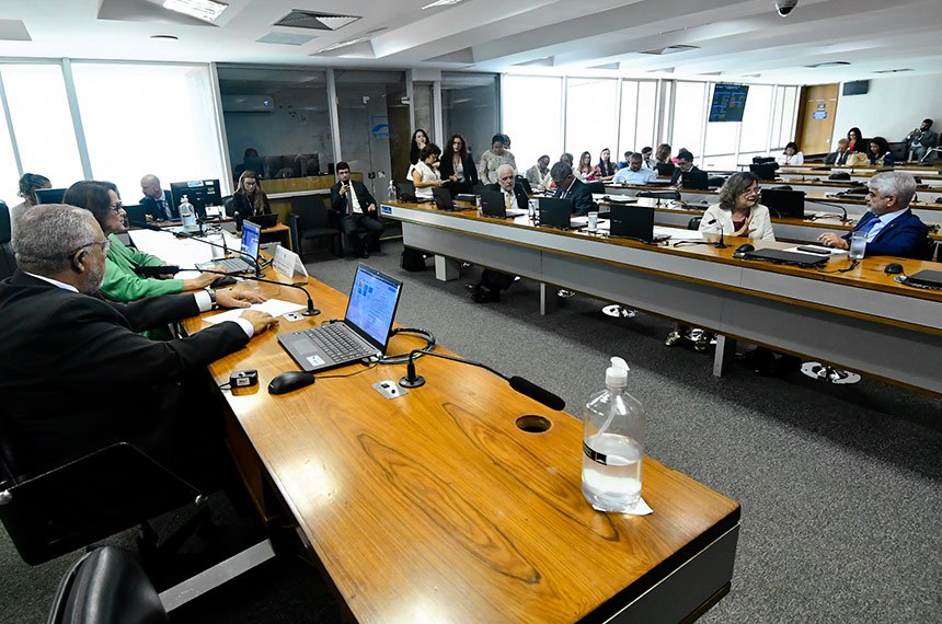 Mesa: 
senador Paulo Paim (PT-RS);
presidente da CDH, senadora Damares Alves (Republicanos-DF) conduz reunião.