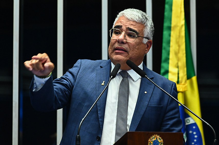 À tribuna, em discurso, senador Eduardo Girão (Novo-CE).