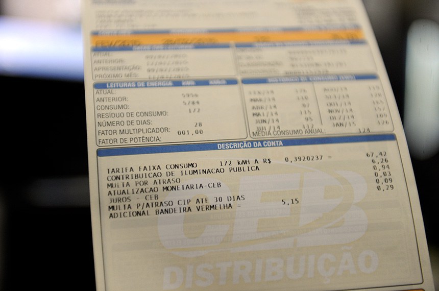 Sistema de bandeiras tarifárias para conta de luz começa em 2015. Bandeiras verde, amarela e vermelha indicam condições de geração.
Funcionam como um 'semáforo', sinalizando o custo para o consumidor.