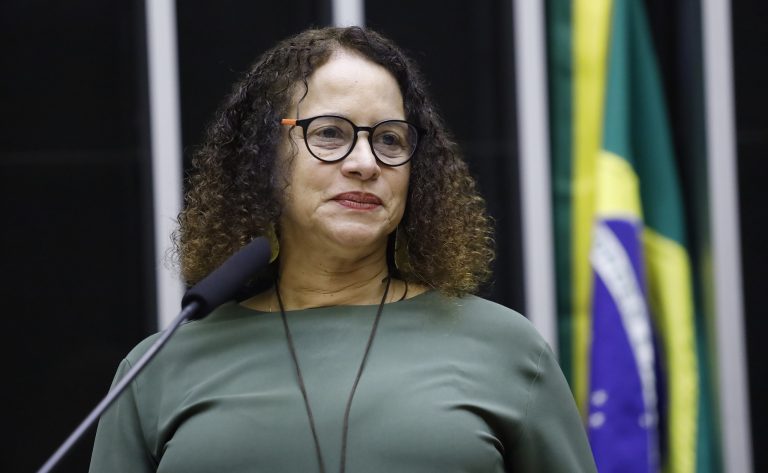 Homenagem aos arcebispos Hélder Câmara, José Maria e Luciano Almeida. Ministra da Ciência, Tecnologia e Inovações do Brasil, Luciana Santos