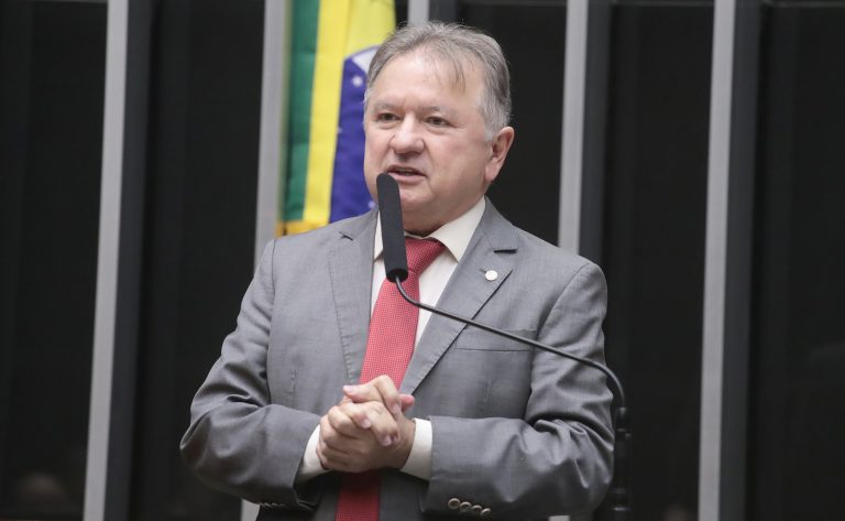 Deputado Merlong Solano fala ao microfone