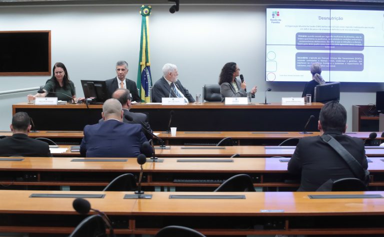 Debater as Causas da Desnutrição entre Pessoas Idosas no Brasil.