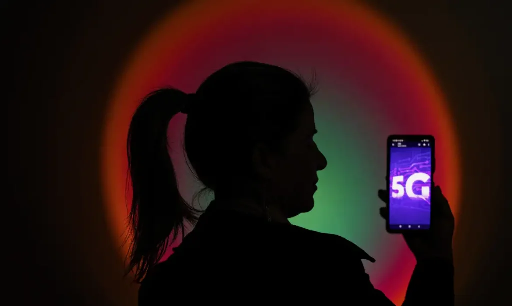 Brasília (DF) 21/01/2025 - Uma mulher segura um celular com a imagem da nova tecnologia 5G.
Desde 1 de janeiro de 2023, cidades com população igual ou superior a 500 mil habitantes começaram a receber o sinal do 5G. 
A Anatel espera que todas as cidades do país tenham esse tipo de rede até dezembro de 2029. 
Foto: Joédson Alves/Agência Brasil