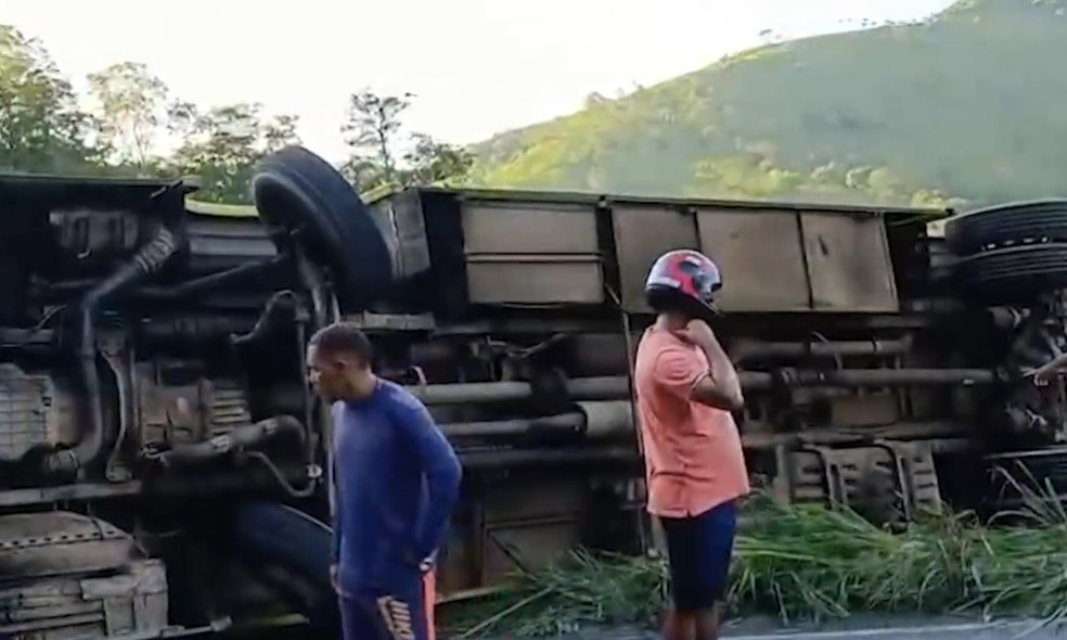 Ônibus ficou tombado às margens da PB-077 — Foto: TV Cabo Branco/Reprodução