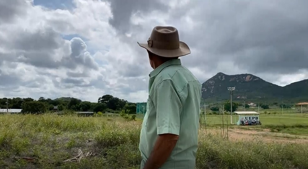 Agricultor do Sertão da Paraíba observa nuvens de chuva se formando no céu  — Foto: Beto Silva/TV Paraíba