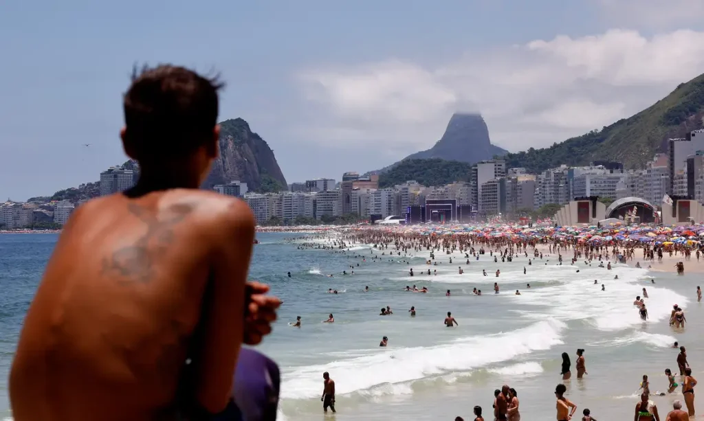 Rio de Janeiro(RJ), 31/12/2024 - Praia cheia com palcos montados na areia da Praia de Copacabana no último dia do ano.  Foto: Tânia Rêgo/Agência Brasil