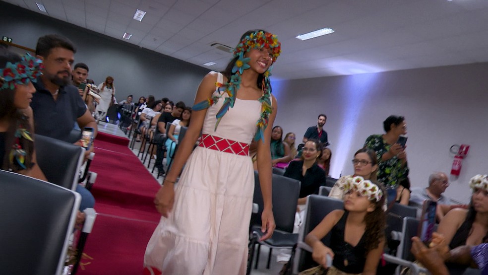 Mulheres indígenas da Aldeia Vitória desfilam coleçam de peças autorais — Foto: Reprodução/TV Cabo Branco
