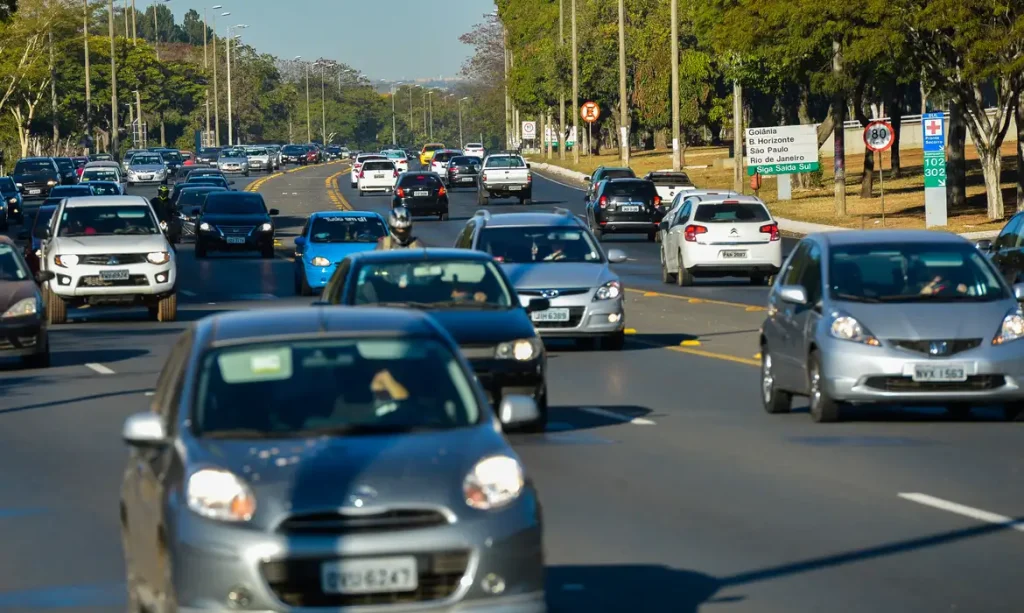Brasília - O uso do farol baixo aceso durante o dia em rodovias é obrigatório a partir desta sexta-feira (8). Quem descumprir a lei será multado em R$ 85,13, por infração leve, e terá quatro pontos na carteira de habilitação (José Cruz