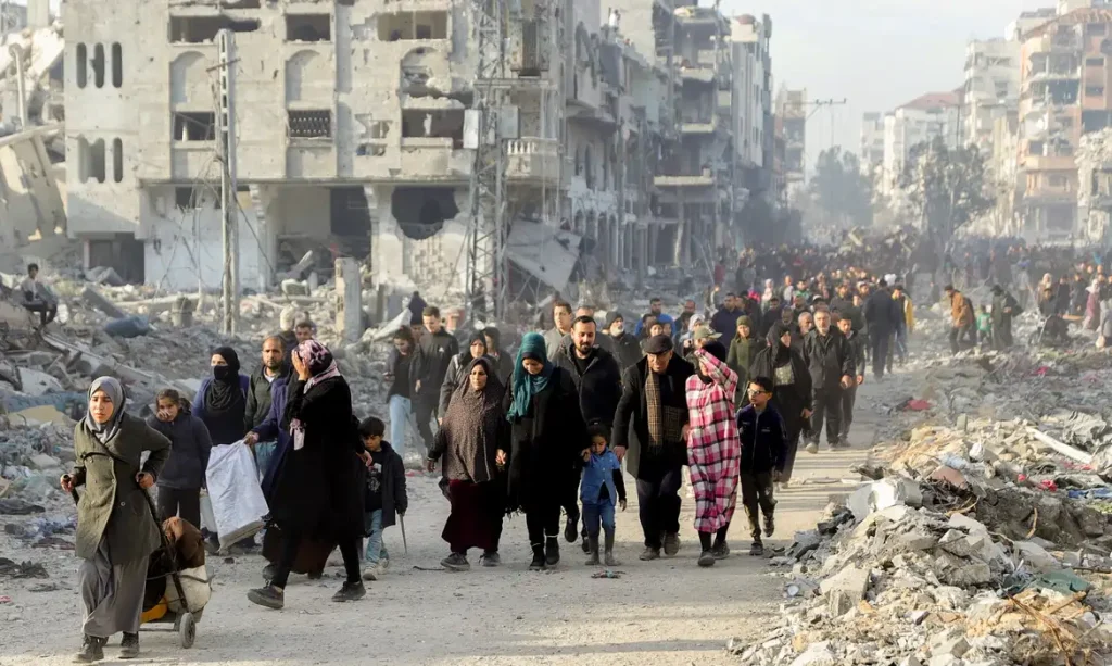 Displaced Palestinians make their way past rubble, as they attempt to return to their homes, following a delay in the ceasefire between Israel and Hamas over the hostage list, in the northern Gaza Strip, January 19, 2025. REUTERS/Khalil Ramzi     TPX IMAGES OF THE DAY