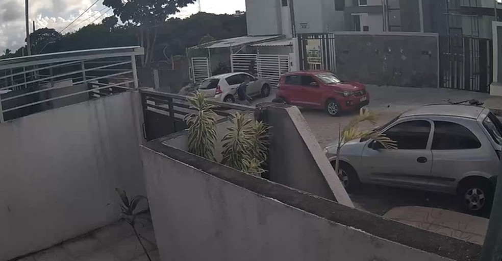 Discussão por vaga de garagem termina com homem baleado e suspeito foragido, em João Pessoa — Foto: Reprodução/TV Cabo Branco