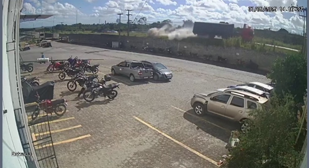 Caminhão tombou na BR-101, no sentido Recife para João Pessoa e deixou o condutor do veículo ferido — Foto: TV Cabo Branco