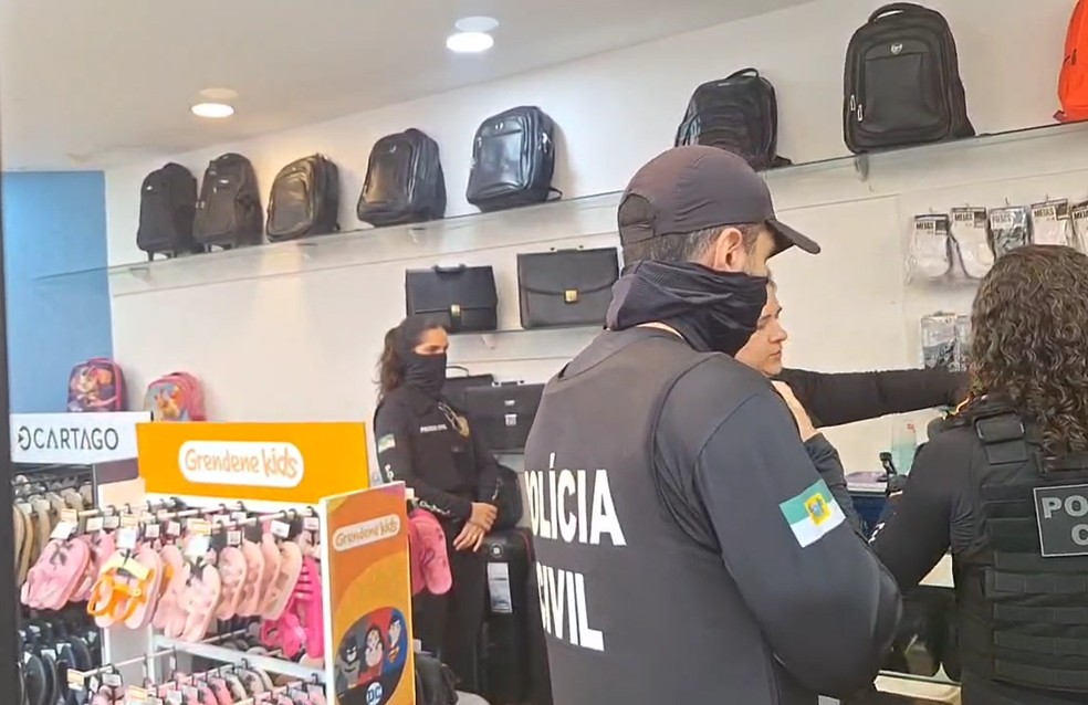 Operação cumpriu mandados em lojas de shoppings em Natal — Foto: Polícia Civil/Divulgação