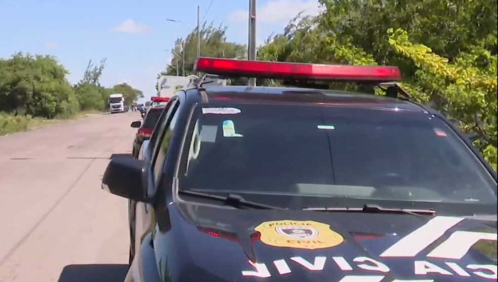 Polícia Civil investiga caso do homem morto o a tiros que teve corpo encontrado em Cabedelo — Foto: Reprodução/TV Cabo Branco