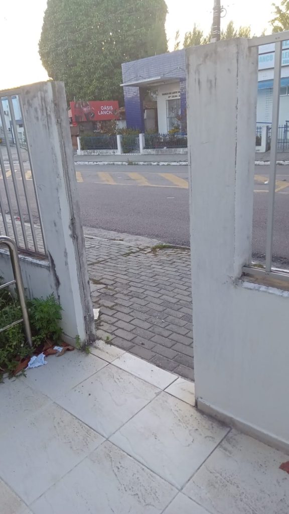 Portão da Casa Mãe Bebê foi furtado durante a madrugada — Foto: Reprodução/Arquivo pessoal