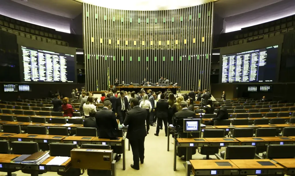 O plenário da Câmara dos Deputados aprovou o Projeto de Lei 6433/13, que permite ao delegado de polícia adotar medidas de urgência para proteger mulheres vítimas de agressão.
