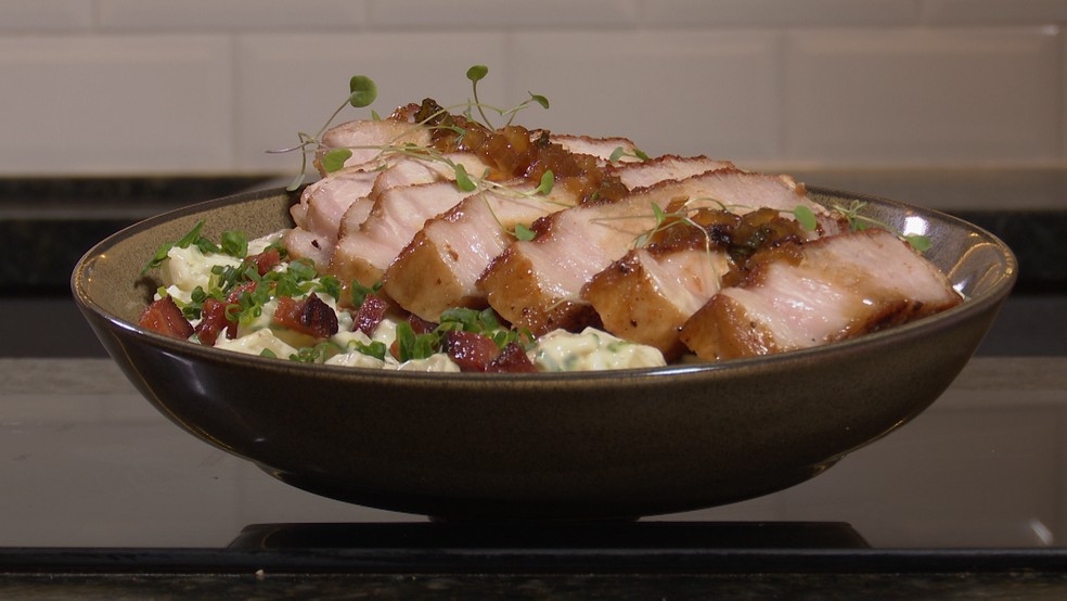 Aprenda a fazer ancho suíno ao molho de laranja e salada de macaxeira com bacon na maionese no Chef JPB — Foto: TV Cabo Branco/Reprodução
