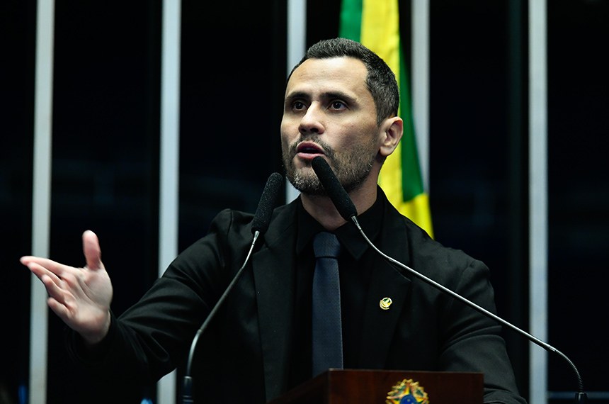 À tribuna, em discurso, senador Cleitinho (Republicanos-MG).