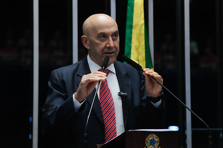 Em discurso, à tribuna, senador Confúcio Moura (MDB-RO).