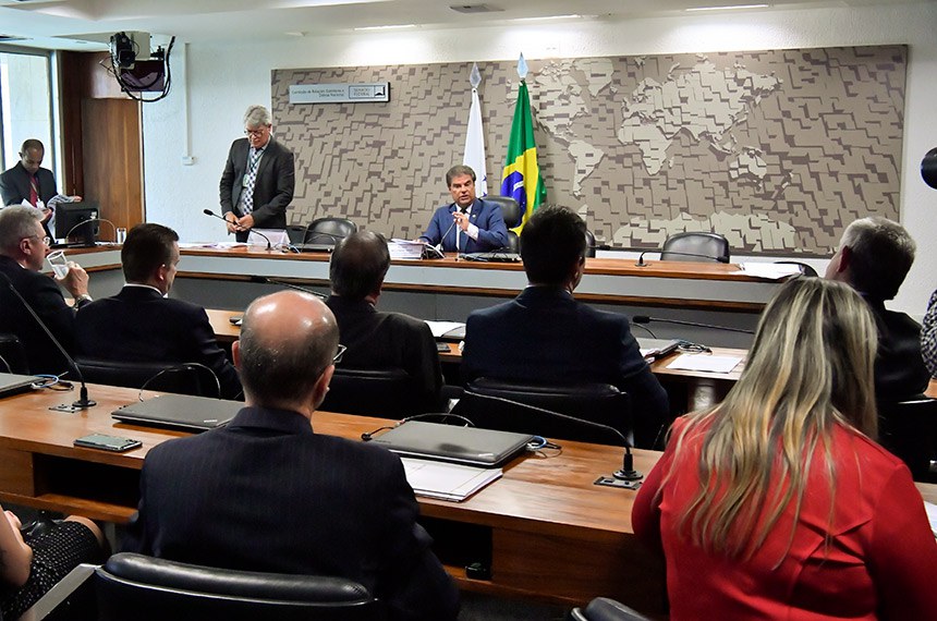 À mesa, presidente da CPCMS, senador Nelsinho Trad (PSD-MS).