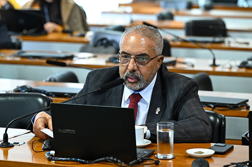 Em pronunciamento, à bancada, relator do PL 4116/2021, senador Paulo Paim (PT-RS).