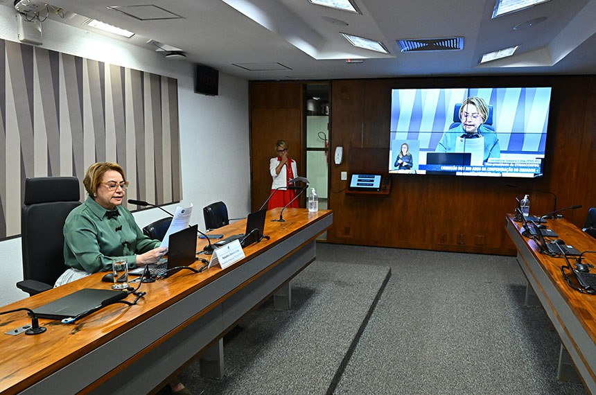 À mesa, presidente eventual da CTI200CONFEQ, senadora Jussara Lima (PSD-PI).