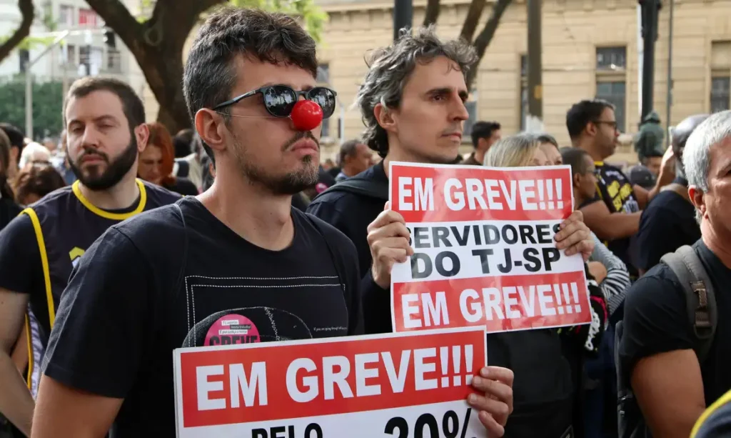 São Paulo (SP), 28/05/2025 - Trabalhadores do Poder Judiciário do estado de São Paulo fazem manifestação por reposição salarial, entre outras reivindicações, na Praça DR. João Mendes. Foto: Cadu Pinotti/Agência Brasil