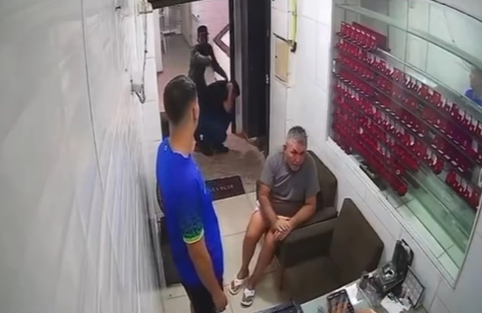 Homens são suspeitos de assaltarem loja de joias em João Pessoa — Foto: TV Cabo Branco