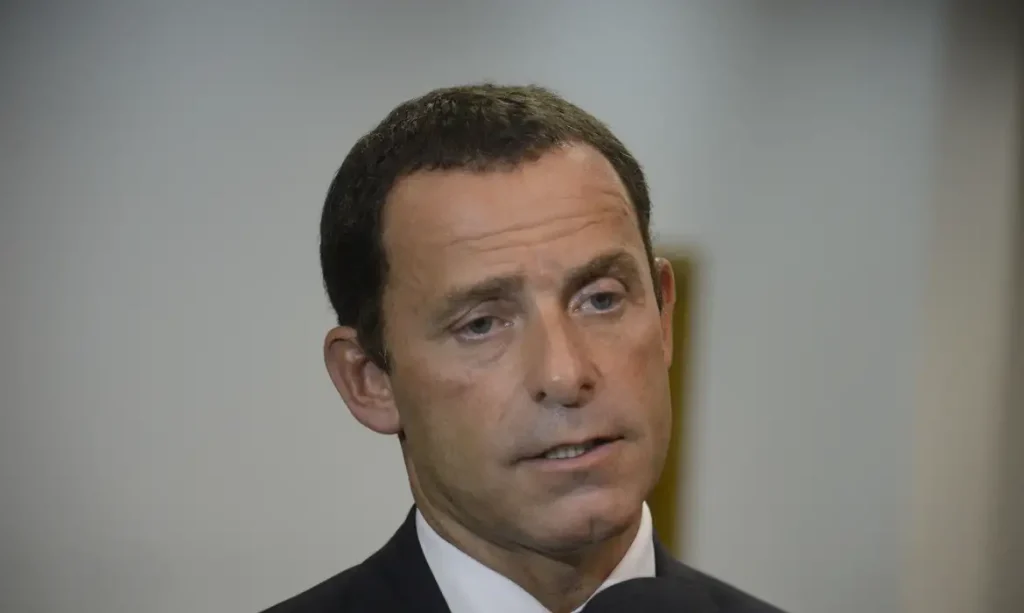 O diretor do Departamento Geral de Polícia da Capital, Allan Turnowski, fala com a imprensa durante coletiva de imprensa sobre a Operação Bad Family.