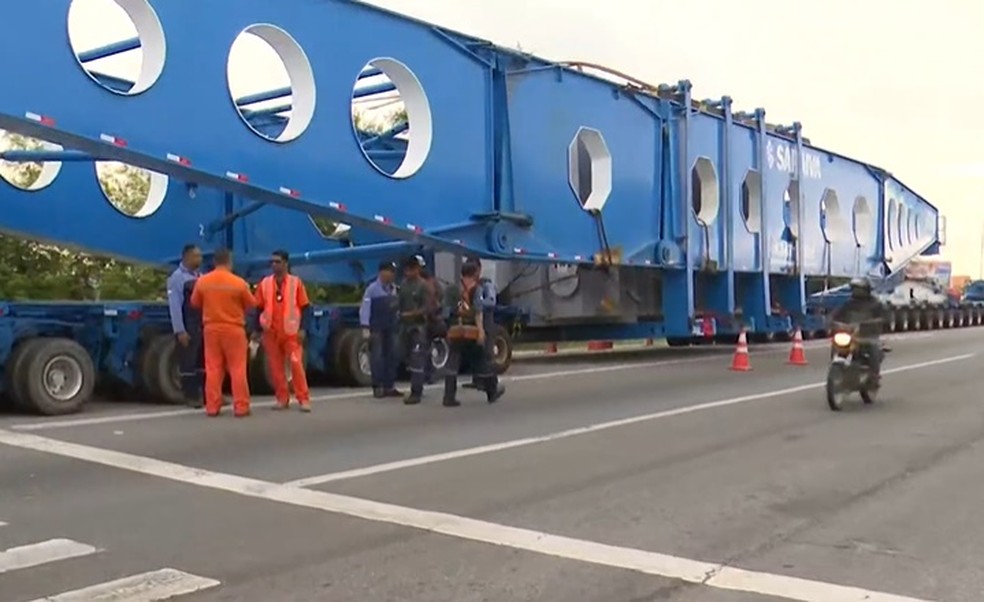 Transporte do primeiro transformador saindo de Campina Grand, em 25 de março. — Foto: Reprodução/TV Paraíba