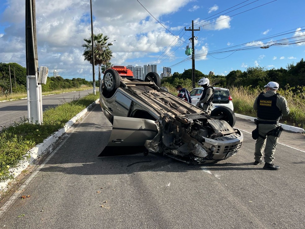 Carro capota na Rota do Sol, em Natal — Foto: Philipe Salvador/Inter TV Cabugi