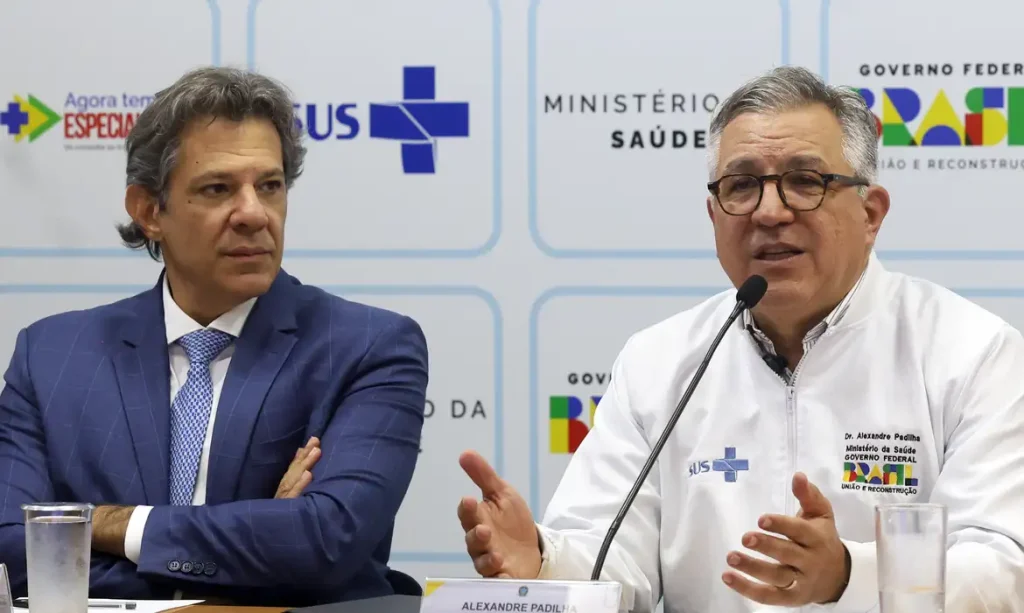 Brasília (DF), 24/06/2025 - Os ministros da Fazenda, Fernando Haddad, e da Saúde, Alexandre Padilha, durante entrevista coletiva para falar sobre a troca de dívidas tributárias de hospitais privados e filantrópicos com a União por prestação de atendimento especializado para os pacientes do SUS. A medida faz parte do programa Agora Tem Especialistas – lançado recentemente pelo Ministério da Saúde – e busca ampliar a capacidade de atendimento, a fim de reduzir a fila de espera por consultas, exames e cirurgias no SUS. Foto: Antonio Cruz/Agência Brasil