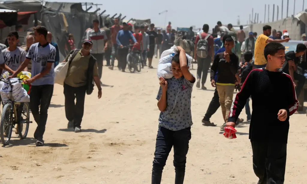 A Palestinian carries an aid supply he received from the U.S.-backed Gaza Humanitarian Foundation, in Khan Younis, in the southern Gaza Strip, May 28, 2025. REUTERS/Hatem Khaled