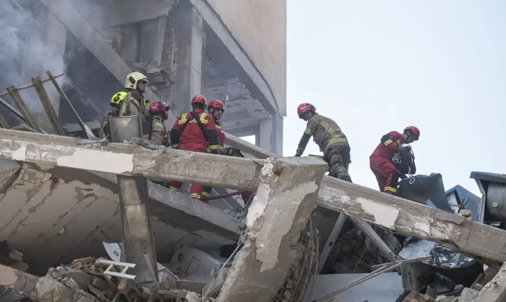 Iranian firefighters work at the scene of a destroyed residential building due to Israeli attacks in Tehran, Iran, on June 13, 2025. Reuters/Morteza Nikoubazl/NurPhoto/Proibida reprodução