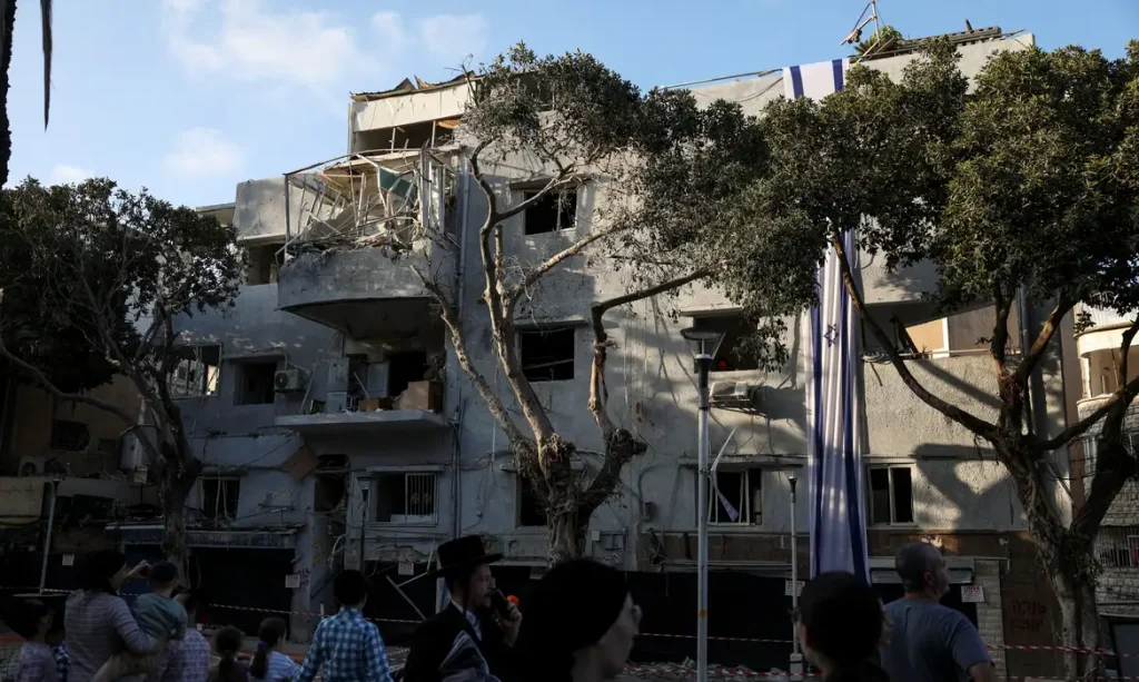 People gather at an impact site following Iran's strike on Israel, amid the Iran-Israel conflict, in Haifa, Israel, June 22, 2025. Reuters/Florion Goga/Proibida reprodução