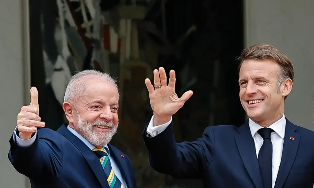 Presidente da República, Luiz Inácio Lula da Silva, durante Cerimônia oficial de boas-vindas. Explanada dos Inválidos, Paris - França.  Foto: Ricardo Stuckert / PR