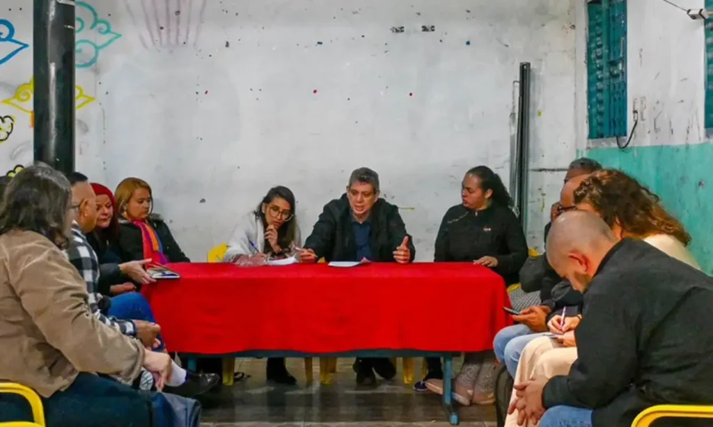 São Paulo (SP), 25/06/2025 - O ministro da Secretaria-Geral da Presidência da República, Márcio Macêdo, fala com moradores durante visita a Favela do Moinho. O ministro reuniu-se com integrantes da associação de moradores para dialogar sobre o acordo de solução habitacional para a comunidade, cujas portarias serão assinadas amanhã, dia 26, pelo presidente Luiz Inácio Lula da Silva, em cerimônia na própria favela. Foto: Ascom/SG-PR