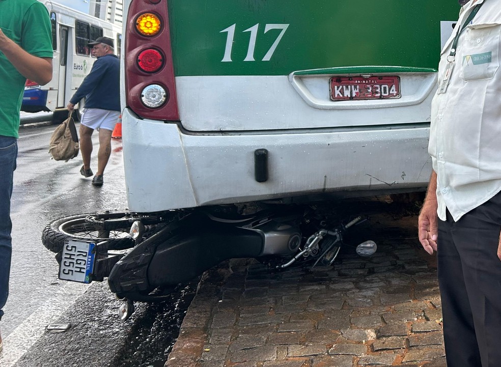 Moto presa embaixo de ônibus em Natal — Foto: Stephany Souza/Inter TV Cabugi