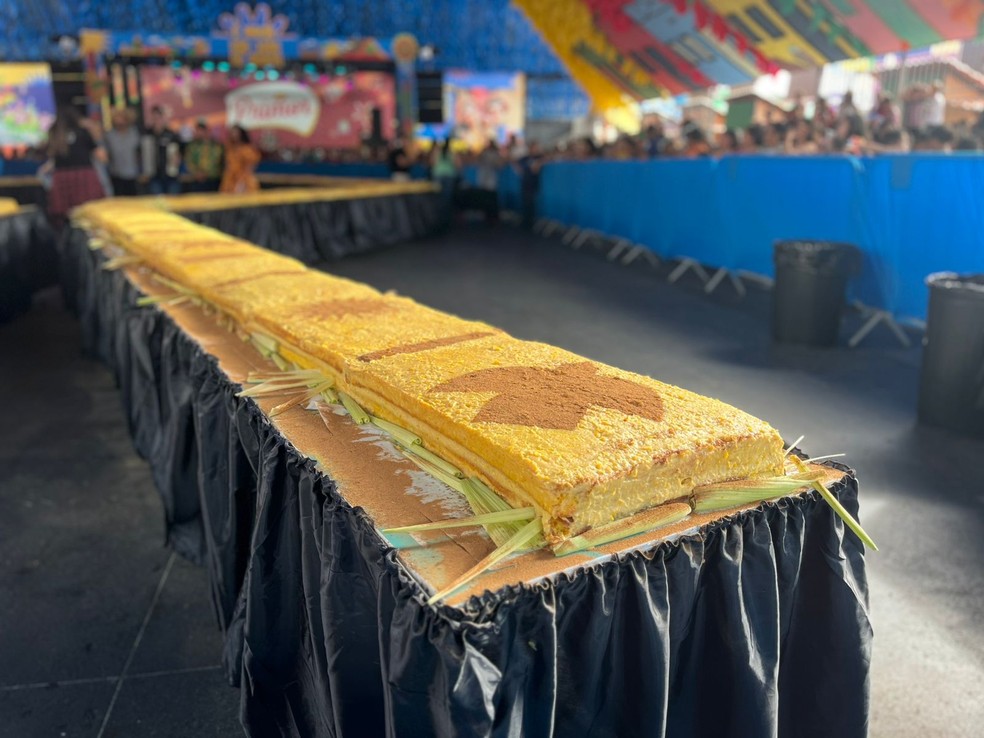 Campina Grande conquista novo recorde de maior bolo de milho do Brasil — Foto: Bruna Couto/g1